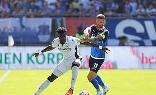 Bryan Lasme (l.) vergibt gegen SV Darmstadt 98 die große Ausgleichschance von Arminia Bielefeld. - IMAGO/Jan Huebner Bryan Lasme (l.) vergibt gegen SV Darmstadt 98 die große Ausgleichschance von Arminia Bielefeld. - IMAGO/Jan Huebner