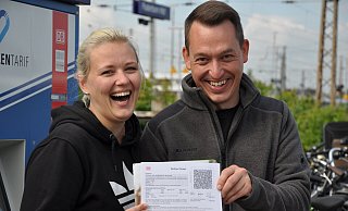 Die Lehrenden Maria Koch und Benjamin Scholand fahren mit ihren Schülern und dem günstigen Ticket nach Köln. - Simon Schulz Die Lehrenden Maria Koch und Benjamin Scholand fahren mit ihren Schülern und dem günstigen Ticket nach Köln. - Simon Schulz