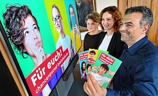 Susanne Beckmann (v.l., Leiterein des Amtes für Schule), Nele Wesche (Digitale Bildungsberatung) und Kapriel Meser (Abteilungsleiter Bildungsbüro und Schulsozialarbeit) haben das neue Bielefelder Chancenportal an den Start gebracht. Foto: Barbara Franke - Barbara Franke Susanne Beckmann (v.l., Leiterein des Amtes für Schule), Nele Wesche (Digitale Bildungsberatung) und Kapriel Meser (Abteilungsleiter Bildungsbüro und Schulsozialarbeit) haben das neue Bielefelder Chancenportal an den Start gebracht. Foto: Barbara Franke - Barbara Franke