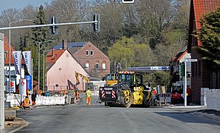 Die Baustelle Salzufler Straße kommt in diesen Tagen gut voran. Ab 24. April soll der Verkehr wieder durchgängig rollen. - FRANK-MICHAEL KIEL-STEINKAMP Die Baustelle Salzufler Straße kommt in diesen Tagen gut voran. Ab 24. April soll der Verkehr wieder durchgängig rollen. - FRANK-MICHAEL KIEL-STEINKAMP