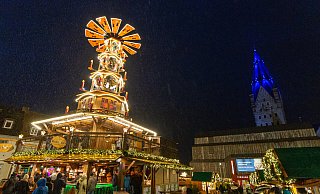 Vor dem Dom neben dem Weihnachtsmarkt findet die Mahnwache statt. - Niklas Tüns Vor dem Dom neben dem Weihnachtsmarkt findet die Mahnwache statt. - Niklas Tüns