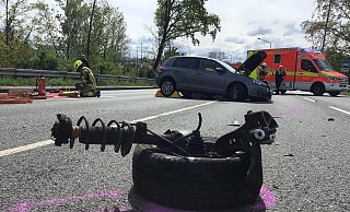 Beide Autos erleiden einen Totalschaden und müssen abgeschleppt werden. - Feuerwehr Paderborn Beide Autos erleiden einen Totalschaden und müssen abgeschleppt werden. - Feuerwehr Paderborn