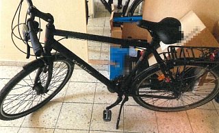 Der Messertäter war mit diesem Fahrrad zum Tatort gefahren. Es wurde noch nicht als gestohlen gemeldet. Foto: Polizei - Polizei Der Messertäter war mit diesem Fahrrad zum Tatort gefahren. Es wurde noch nicht als gestohlen gemeldet. Foto: Polizei - Polizei