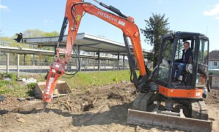 Spatenstich mit dem Bagger: Bürgermeister Lars Bökenkröger (im Mini-Bagger) und Projektleiter Patrick Zahn verkünden den Baubeginn für Bad Oeynhausens erstes Fahrradparkhaus. - Ulf Hanke Spatenstich mit dem Bagger: Bürgermeister Lars Bökenkröger (im Mini-Bagger) und Projektleiter Patrick Zahn verkünden den Baubeginn für Bad Oeynhausens erstes Fahrradparkhaus. - Ulf Hanke