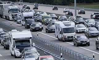 Durch den Ferienbeginn in einigen nördlichen Bundesländern wird es voller auf den Straßen. - dpa Durch den Ferienbeginn in einigen nördlichen Bundesländern wird es voller auf den Straßen. - dpa