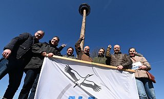 Ralf Konze (LGS-Förderverein), Peter Mittendorf (Wasserschifffahrtsverwaltung), Harald Gläser (NABU), Thomas Schöning (LGS-Fördervereinsvorsitzender), Kevin Tenter (NABU), Rudolf Ostermann sowie Magdalene Winkelhorst (Landschaftsarchitektin der LGS) loben das gelungene Gemeinschaftsprojekt. - Thomas Kube Ralf Konze (LGS-Förderverein), Peter Mittendorf (Wasserschifffahrtsverwaltung), Harald Gläser (NABU), Thomas Schöning (LGS-Fördervereinsvorsitzender), Kevin Tenter (NABU), Rudolf Ostermann sowie Magdalene Winkelhorst (Landschaftsarchitektin der LGS) loben das gelungene Gemeinschaftsprojekt. - Thomas Kube