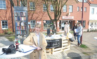 An ihrem Stand auf dem Ortgies-Parkplatz in Rahden sammelten Stephanie Kemper und ihr Team Unterschriften gegen Corona-Maßnahmen. - Joern Spreen-Ledebur An ihrem Stand auf dem Ortgies-Parkplatz in Rahden sammelten Stephanie Kemper und ihr Team Unterschriften gegen Corona-Maßnahmen. - Joern Spreen-Ledebur