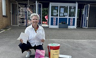 Annerose Gierlichs-Berg und ihre Mitstreiter sammelten in drei Wochen 1.000 Unterschriften für längere Öffnungszeiten im Neuhäuser Waldbad. - Gierlichs-Berg Annerose Gierlichs-Berg und ihre Mitstreiter sammelten in drei Wochen 1.000 Unterschriften für längere Öffnungszeiten im Neuhäuser Waldbad. - Gierlichs-Berg