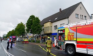 Es gab einen Feuerwehreinsatz in einem Wohn- und Geschäftshaus an der Bahnhofstraße in Paderborn. - Ralph Meyer Es gab einen Feuerwehreinsatz in einem Wohn- und Geschäftshaus an der Bahnhofstraße in Paderborn. - Ralph Meyer