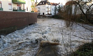 Die Aa ist zu einem reißenden Fluss geworden - noch ohne dabei größere Schäden anzurichten. - Claus Frickemeier Die Aa ist zu einem reißenden Fluss geworden - noch ohne dabei größere Schäden anzurichten. - Claus Frickemeier