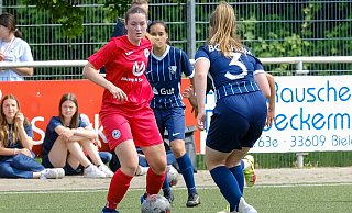 Arminias Lilly Taube (am Ball) setzt gegen Bochums Abwehr zum Dribbling an. - Andreas Zobe Arminias Lilly Taube (am Ball) setzt gegen Bochums Abwehr zum Dribbling an. - Andreas Zobe