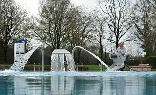 In Rödinghausen kann wieder gebadet werden. Bei Schwimmmeisterin Steffi Schröder laufen die letzten Vorbereitungen. - Gemeinde Rödinghausen In Rödinghausen kann wieder gebadet werden. Bei Schwimmmeisterin Steffi Schröder laufen die letzten Vorbereitungen. - Gemeinde Rödinghausen