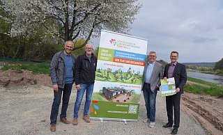 Die Vorstandsmitglieder des Fördervereins der Landesgartenschau Höxter, Thomas Schöning (Vorsitzender, v. l.), Holger Sielemann (Beisitzer), Dietmar Beineke (stellvertretender Vorsitzender) und Michael Meier (Schatzmeister) erläutern vor Ort, wie der Platz im kommenden Jahr aussehen soll. - Michaela Weiße Die Vorstandsmitglieder des Fördervereins der Landesgartenschau Höxter, Thomas Schöning (Vorsitzender, v. l.), Holger Sielemann (Beisitzer), Dietmar Beineke (stellvertretender Vorsitzender) und Michael Meier (Schatzmeister) erläutern vor Ort, wie der Platz im kommenden Jahr aussehen soll. - Michaela Weiße