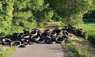 Abgesperrt: Eine ganze Fuhre Auto- und Motorradreifen blockiert den Weserradweg. - Stephan Lück Abgesperrt: Eine ganze Fuhre Auto- und Motorradreifen blockiert den Weserradweg. - Stephan Lück
