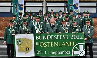 Die Ostenländer Schützen um Oberst Markus Sandbothe (vorne, 3. v. r.), König Olaf Riemann (3. v. l.) sowie die Projektleiter fiebern dem großen Wochenende entgegen. - Raphael Athens Die Ostenländer Schützen um Oberst Markus Sandbothe (vorne, 3. v. r.), König Olaf Riemann (3. v. l.) sowie die Projektleiter fiebern dem großen Wochenende entgegen. - Raphael Athens