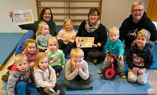 Das Kita-Leitungsteam und einige Kinder freuten sich über die Spende des Basar-Teams. - AWO-Kita Niedermehnen Das Kita-Leitungsteam und einige Kinder freuten sich über die Spende des Basar-Teams. - AWO-Kita Niedermehnen