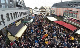 Volles Haus auf dem Marktplatz mitten in Höxter, wo Menschen an Heiligabend zusammenkamen, sangen und musizierten. - Thomas Kube Volles Haus auf dem Marktplatz mitten in Höxter, wo Menschen an Heiligabend zusammenkamen, sangen und musizierten. - Thomas Kube