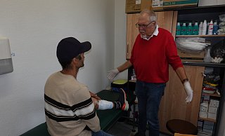 Der erste Patient in der ersten Sprechstunde für Obdachlose im B2 wird von Arzt Theo Schaten behandelt. Er hat eine Wunde am Bein. - Sento/Liborius Zacharias Der erste Patient in der ersten Sprechstunde für Obdachlose im B2 wird von Arzt Theo Schaten behandelt. Er hat eine Wunde am Bein. - Sento/Liborius Zacharias