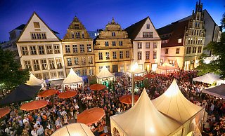Reges Treiben auf dem Weinmarkt - die Bielefelder mögen besonders gerne Grau- und Weißburgunder. - Sarah Jonek Reges Treiben auf dem Weinmarkt - die Bielefelder mögen besonders gerne Grau- und Weißburgunder. - Sarah Jonek