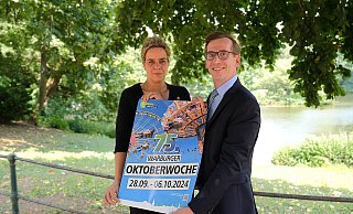 Tobias Scherf freut sich auf Mona Neubaur, seit rund zwei Jahren Ministerin für Wirtschaft, Industrie, Klimaschutzund Energie des Landes NRW und Schirmfrau der 75. Warburger Oktoberwoche. - Land NRW Tobias Scherf freut sich auf Mona Neubaur, seit rund zwei Jahren Ministerin für Wirtschaft, Industrie, Klimaschutzund Energie des Landes NRW und Schirmfrau der 75. Warburger Oktoberwoche. - Land NRW