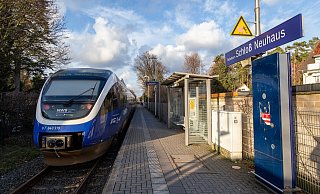 Am Bahnhaltepunkt in Schloß Neuhaus steht ein Zug der Sennebahn. Weil diese Dieseltriebwagen im Jahr 2028 durch längere batteriebetriebene Fahrzeuge ersetzt werden, ist eine Verlängerung des Bahnsteigs unumgänglich. - Niklas Tüns Am Bahnhaltepunkt in Schloß Neuhaus steht ein Zug der Sennebahn. Weil diese Dieseltriebwagen im Jahr 2028 durch längere batteriebetriebene Fahrzeuge ersetzt werden, ist eine Verlängerung des Bahnsteigs unumgänglich. - Niklas Tüns