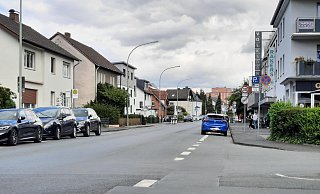 Auf der nördlichen Seite (im Bild auf der linken Seite) der Hatzfelder Straße werden die Parkstreifen aus Gründen der Verkehrssicherheit entfernt. - Marc Schröder Auf der nördlichen Seite (im Bild auf der linken Seite) der Hatzfelder Straße werden die Parkstreifen aus Gründen der Verkehrssicherheit entfernt. - Marc Schröder