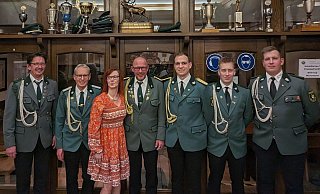 Die Königsfamilie 2024 (v.l.n.r.): Adjudant Ralf Gerling, Adjudant Peter Hucke, Königspaar Andrea und Norbert Gerling,Jungkönig Marten Arning, Jungkönigsadjudant Markus Watermann, Jungkönigsadjudant Tjorven Arning - Schützenverein Concordia Husen-Nettelstedt Die Königsfamilie 2024 (v.l.n.r.): Adjudant Ralf Gerling, Adjudant Peter Hucke, Königspaar Andrea und Norbert Gerling,Jungkönig Marten Arning, Jungkönigsadjudant Markus Watermann, Jungkönigsadjudant Tjorven Arning - Schützenverein Concordia Husen-Nettelstedt