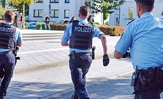 Die Polizisten eilten im Sprint hinter dem Pistolenmann hinterher. - Symbolfoto: Barbara Franke Die Polizisten eilten im Sprint hinter dem Pistolenmann hinterher. - Symbolfoto: Barbara Franke