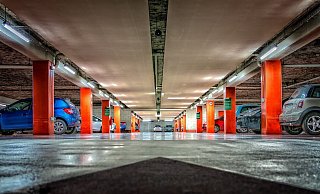 Als die Bielefelderin an die Schranke heranfuhr, wurde sie vom eigenen Fahrzeug erfasst. - Symbolfoto: Pixabay / Creative Commons Als die Bielefelderin an die Schranke heranfuhr, wurde sie vom eigenen Fahrzeug erfasst. - Symbolfoto: Pixabay / Creative Commons