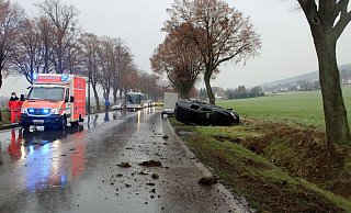 Hinter dem Ortsausgang von Eilhausen auf der B 65 verlor ein Autofahrer die Kontrolle über seinen Pkw samt Anhänger. Der Skoda des 27-Jährigen kam auf der Seite liegend im Graben zum Stehen. - Polizei Minden-Lübbecke Hinter dem Ortsausgang von Eilhausen auf der B 65 verlor ein Autofahrer die Kontrolle über seinen Pkw samt Anhänger. Der Skoda des 27-Jährigen kam auf der Seite liegend im Graben zum Stehen. - Polizei Minden-Lübbecke