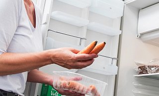 Ein kleiner Tipp zum Kühlschrank: "Ihn nicht auf 4 Grad einstellen, 8 Grad reichen aus, um Lebensmittel zu lagern," sagt Julian Kucknat-Groß. - dpa / Christin Klose Ein kleiner Tipp zum Kühlschrank: "Ihn nicht auf 4 Grad einstellen, 8 Grad reichen aus, um Lebensmittel zu lagern," sagt Julian Kucknat-Groß. - dpa / Christin Klose