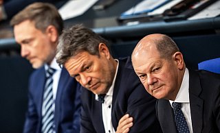 Demokratie ist immer das Ringen um Kompromisse: Bundeskanzler Olaf Scholz (r., SPD), Vizekanzler Robert Habeck (Grüne, M.) und Finanzminister Christian Lindner (FDP) treffen sich unter sechs Augen. - picture alliance/dpa Demokratie ist immer das Ringen um Kompromisse: Bundeskanzler Olaf Scholz (r., SPD), Vizekanzler Robert Habeck (Grüne, M.) und Finanzminister Christian Lindner (FDP) treffen sich unter sechs Augen. - picture alliance/dpa