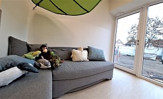 Gemütlich ist's mit Blick nach draußen: Dort entsteht noch ein Spielbereich zum Matschen. - Madita Schellenberg Gemütlich ist's mit Blick nach draußen: Dort entsteht noch ein Spielbereich zum Matschen. - Madita Schellenberg