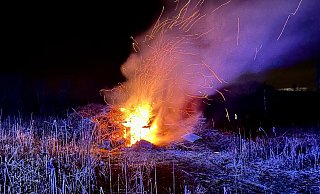 Der brennende Holzabraum sorgt für Feuerschein und deutlich wahrnehmbare Rauchentwicklung. - Ralph Meyer Der brennende Holzabraum sorgt für Feuerschein und deutlich wahrnehmbare Rauchentwicklung. - Ralph Meyer
