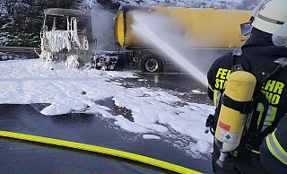 Die Feuerwehr konnte das Fahrzeug herunterkühlen. - Feuerwehr Vlotho Die Feuerwehr konnte das Fahrzeug herunterkühlen. - Feuerwehr Vlotho