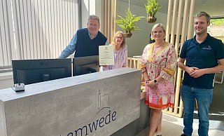 Stemwedes Bürgermeister Kai Abruszat (i.) sowie Kirsten Halwe (3.v.l) und Marcel Hahne aus dem Bereich Tourismus freuen sich über die Bestätigung des Erholungsorte-Status und über die Urkunde, die Birgit Busse-Sander von der Bezirksregierung dabei hatte. - Gemeinde Stemwede/Jan-Philipp Ehlers Stemwedes Bürgermeister Kai Abruszat (i.) sowie Kirsten Halwe (3.v.l) und Marcel Hahne aus dem Bereich Tourismus freuen sich über die Bestätigung des Erholungsorte-Status und über die Urkunde, die Birgit Busse-Sander von der Bezirksregierung dabei hatte. - Gemeinde Stemwede/Jan-Philipp Ehlers