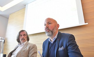Die Bielefelder Staatsanwaltschaft hat die Verfahren wegen Verleumdung eingestellt. Norbert Morkes (l.) hatte zuvor unter anderem den Ersten Beigeordneten, Henning Matthes, angezeigt. - Jens Dünhölter Die Bielefelder Staatsanwaltschaft hat die Verfahren wegen Verleumdung eingestellt. Norbert Morkes (l.) hatte zuvor unter anderem den Ersten Beigeordneten, Henning Matthes, angezeigt. - Jens Dünhölter