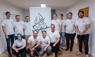Zur Stammcrew des Shanty-Chores Die Segelflicker gehören elf Männer- und eine Frauenstimme, dazu zwei oder drei sporadisch Mitsingende. Lukas Deppendorf (vorne, 2. v. l.) und Kim Harris (r. daneben) erzählen, wie es zur Chorgründung kam. - Ralf Bittner Zur Stammcrew des Shanty-Chores Die Segelflicker gehören elf Männer- und eine Frauenstimme, dazu zwei oder drei sporadisch Mitsingende. Lukas Deppendorf (vorne, 2. v. l.) und Kim Harris (r. daneben) erzählen, wie es zur Chorgründung kam. - Ralf Bittner