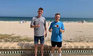 Die Salzkottener Luca Ester (l.) und Fabio Tröster genießen nach ihrer Ankunft in Spanien ihren Urlaub. - privat Die Salzkottener Luca Ester (l.) und Fabio Tröster genießen nach ihrer Ankunft in Spanien ihren Urlaub. - privat