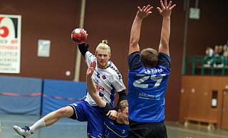 Justus Clausing (am Ball) und seine Kollegen vom TuS 97 werden sich gegen Bad Salzuflen strecken müssen. - Oliver Krato Justus Clausing (am Ball) und seine Kollegen vom TuS 97 werden sich gegen Bad Salzuflen strecken müssen. - Oliver Krato