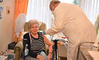 Adelheid Mertens gehörte Ende Dezember zu den ersten Bewohnern des Caritas-Seniorencentrums, die sich von Betriebsarzt Alfred Stroband haben impfen lassen. - Karin Prignitz Adelheid Mertens gehörte Ende Dezember zu den ersten Bewohnern des Caritas-Seniorencentrums, die sich von Betriebsarzt Alfred Stroband haben impfen lassen. - Karin Prignitz