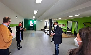 Beim Geschäftsführer der Annenhofklinik, Rüdiger Zimmermann (l.), informierte sich der Ortsverband der Steinheimer SPD über die Arbeit und die derzeit schwierige finanzielle Lage der Einrichtung. Zu Gast sind auch die SPD-Landtagskandidatin Nora Wieners (2. v. l.) und der Drogenbeaufte der Bundesregierung, Burkhard Blienert (2. v. r.). Foto: Privat - Madita Schellenberg Beim Geschäftsführer der Annenhofklinik, Rüdiger Zimmermann (l.), informierte sich der Ortsverband der Steinheimer SPD über die Arbeit und die derzeit schwierige finanzielle Lage der Einrichtung. Zu Gast sind auch die SPD-Landtagskandidatin Nora Wieners (2. v. l.) und der Drogenbeaufte der Bundesregierung, Burkhard Blienert (2. v. r.). Foto: Privat - Madita Schellenberg
