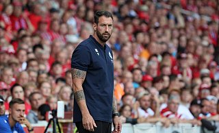 Arminia-Trainer Mitch Kniat war nach dem 2:1-Erfolg zufrieden und erleichtert. - IMAGO/Steffen Beyer Arminia-Trainer Mitch Kniat war nach dem 2:1-Erfolg zufrieden und erleichtert. - IMAGO/Steffen Beyer