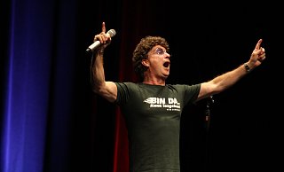 Der Essener Comedian Atze Schröder auf der Bühne der Beverunger Stadthalle. - Burkhard Battran Der Essener Comedian Atze Schröder auf der Bühne der Beverunger Stadthalle. - Burkhard Battran