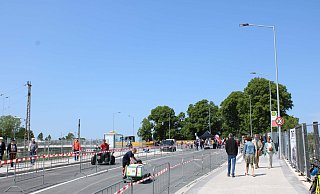 Noch rollen Seifenkisten über die neue Brücke an der Bahnhofsstraße, bald schon werden dort Autos mit deutlich mehr Pferdestärken entlangfahren. - Moritz Jülich Noch rollen Seifenkisten über die neue Brücke an der Bahnhofsstraße, bald schon werden dort Autos mit deutlich mehr Pferdestärken entlangfahren. - Moritz Jülich