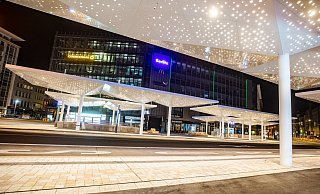Polizei und Rettungsdienst eilten zum neuen Jahnplatz, doch das gesuchte Trio war nicht mehr ausfindig zu machen. - Mike-Dennis Müller / www.mdm.photo Polizei und Rettungsdienst eilten zum neuen Jahnplatz, doch das gesuchte Trio war nicht mehr ausfindig zu machen. - Mike-Dennis Müller / www.mdm.photo