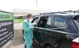 An der Teststelle auf dem Warburger Schützenplatz ist eine Drive-in- oder Walk-in-Testung möglich. - Dieter Scholz/Archiv An der Teststelle auf dem Warburger Schützenplatz ist eine Drive-in- oder Walk-in-Testung möglich. - Dieter Scholz/Archiv