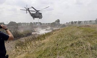 Hubschrauber unterstützen die Dammbauarbeiten an der Erft. - VdF/Feuerwehr Hubschrauber unterstützen die Dammbauarbeiten an der Erft. - VdF/Feuerwehr