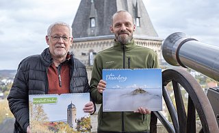 Ruben Emme (r.) und Karl-Heinz Wiemers bringen ihre Fotokalender mit Motiven vom Desenberg und aus Warburg heraus. Sie sind ab sofort erhältlich. - True Design/Miriam Emme Ruben Emme (r.) und Karl-Heinz Wiemers bringen ihre Fotokalender mit Motiven vom Desenberg und aus Warburg heraus. Sie sind ab sofort erhältlich. - True Design/Miriam Emme