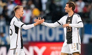 Abklatschen mit der Legende: Der Ex-Paderborner und aktuelle Stuttgarter Chris Führich feiert den 3:1-Sieg mit Weltmeister Thomas Müller. - Eduardo Munoz / AFP Abklatschen mit der Legende: Der Ex-Paderborner und aktuelle Stuttgarter Chris Führich feiert den 3:1-Sieg mit Weltmeister Thomas Müller. - Eduardo Munoz / AFP